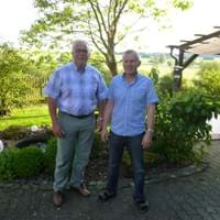 Bürgermeister Schöffer (links) dankte Reinhard Schreck für seine 29-jährige Tätigkeit im Bauhof der Gemeinde Hasloch.